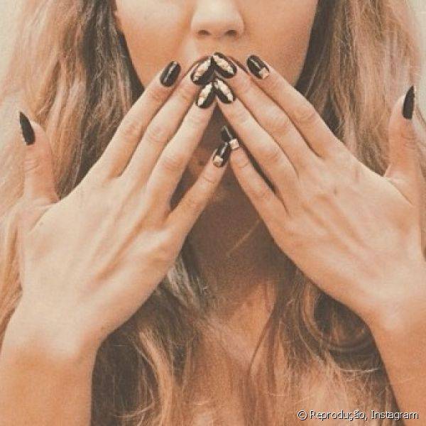 As nail arts estão presentes até mesmo no trabalho de Gigi como modelo